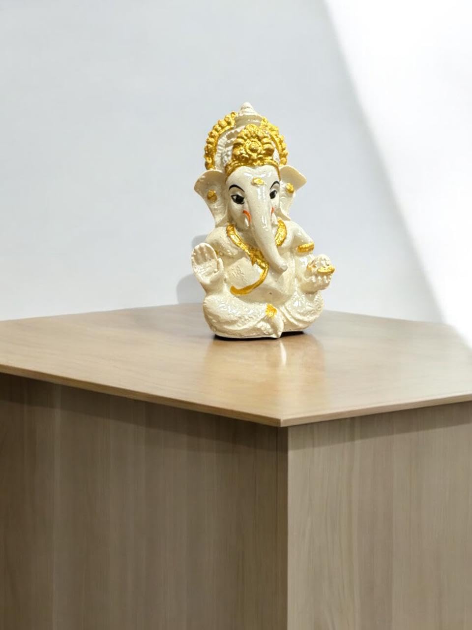 Ceramic Ganesh Idol for Car Dashboard Ganesha Murti Ganpati Idol for Home Decor Puja Lord Ganesh Statue Gift for Office Desk Puja Room Figurine