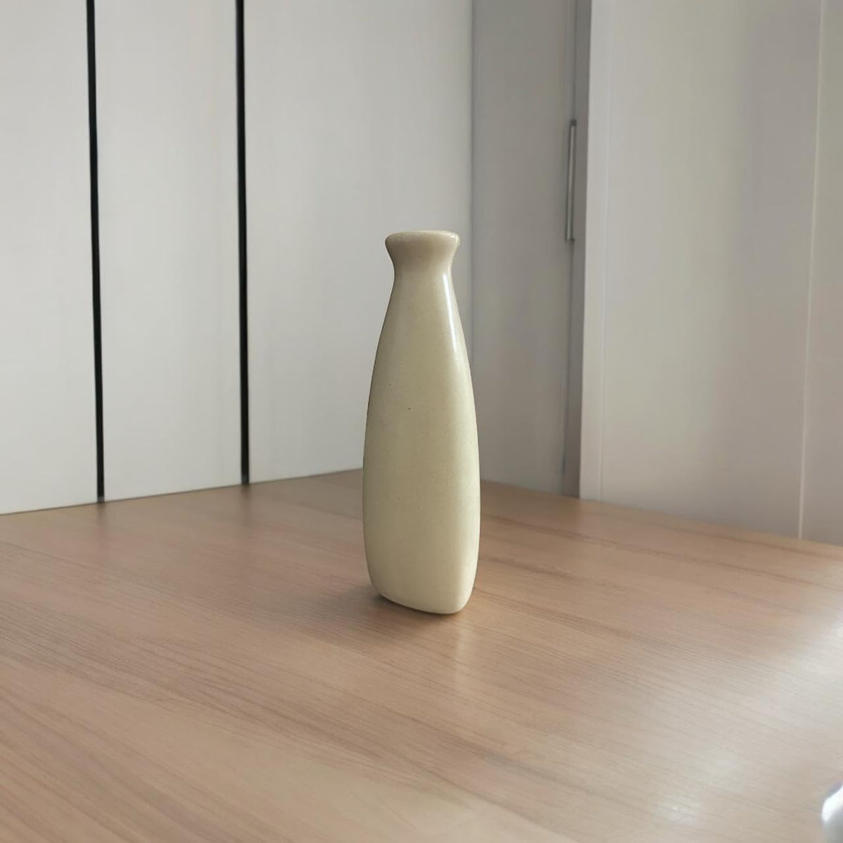 VIBHSA Triangular Shape Botle Ceramic Vase, Flower Vase, Pampas Grass Vase